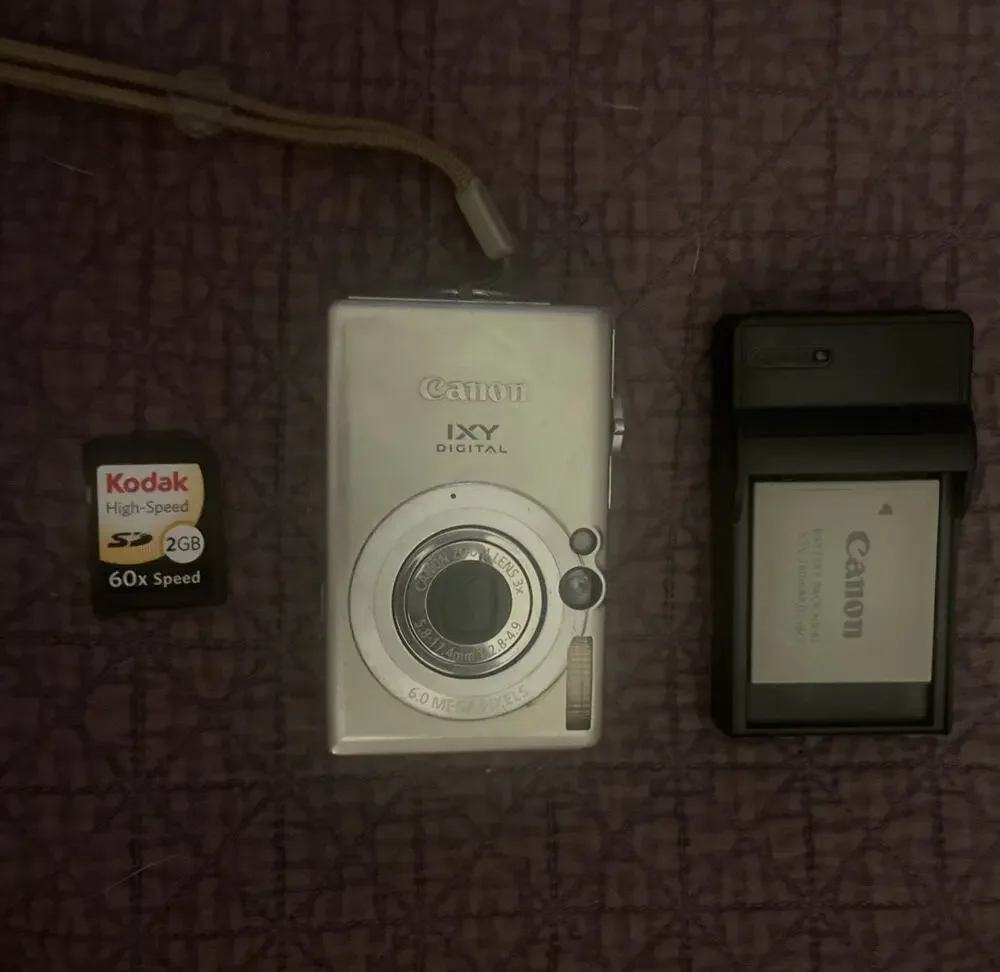 Canon IXY DIGITAL 70 Compact Digital Camera 14MP, Tested Working With Charger